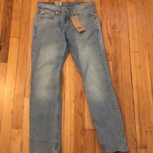 Light wash Levi’s jeans